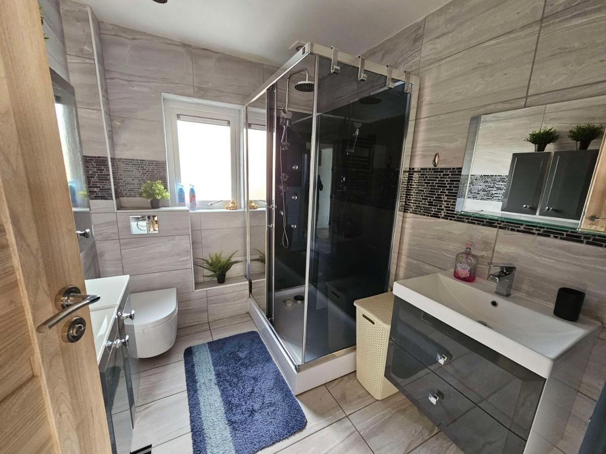 Apartament Modern Urban Haven: Stylish Getaway Lisburn Zewnętrze zdjęcie